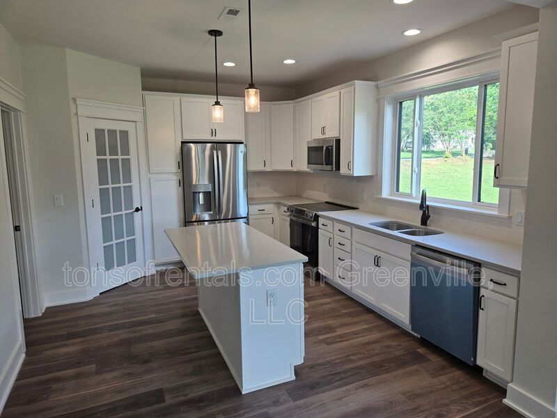 5 bedroom 3 bath home in Pendleton! property image