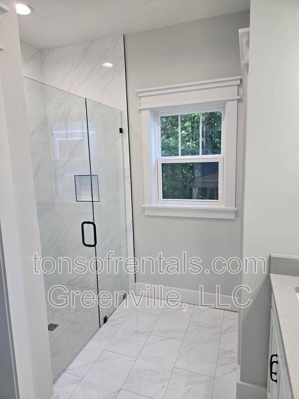 5 bedroom 3 bath home in Pendleton! property image
