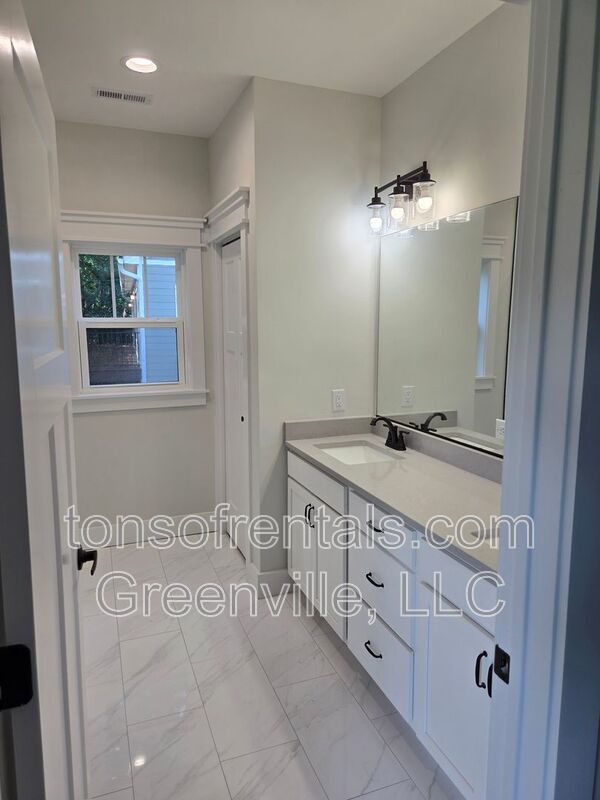 5 bedroom 3 bath home in Pendleton! property image