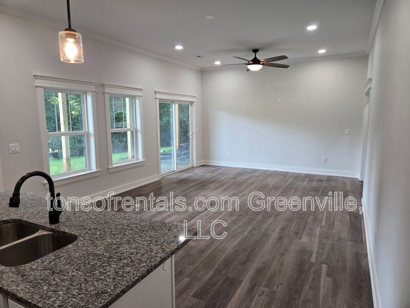 5 bedroom 3 bath home in Pendleton! property image