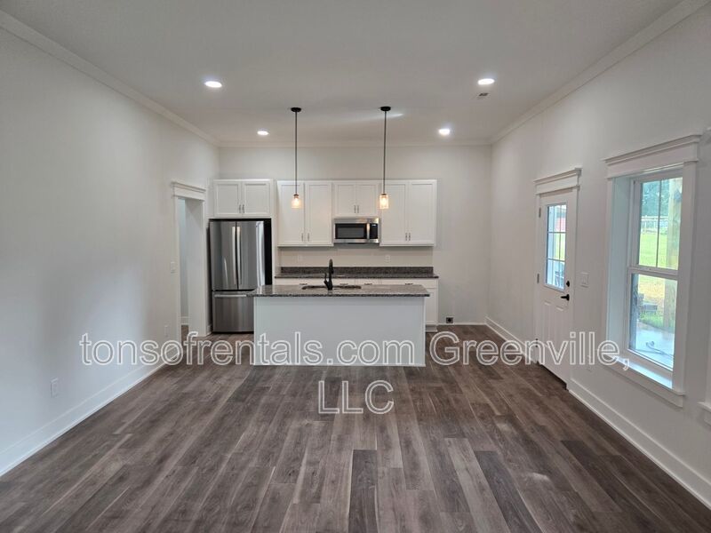 5 bedroom 3 bath home in Pendleton! property image