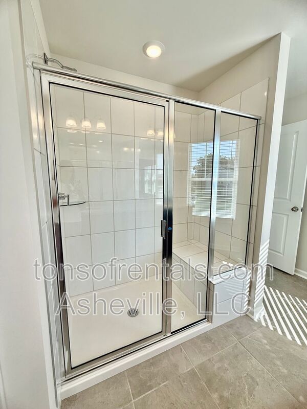 **BRAND NEW HOME - MOVE IN SPECIAL OF 1/2 OFF A MONTHS RENT*** property image