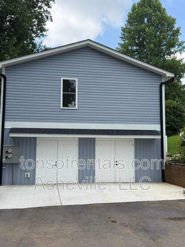 Newly remodeled spacious 2 Bedroom, 2 Bath Duplex Upstairs Unit Available property image
