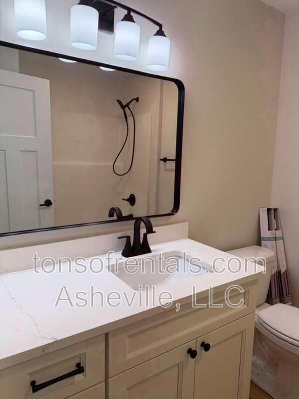 Newly remodeled spacious 2 Bedroom, 2 Bath Duplex Upstairs Unit Available property image