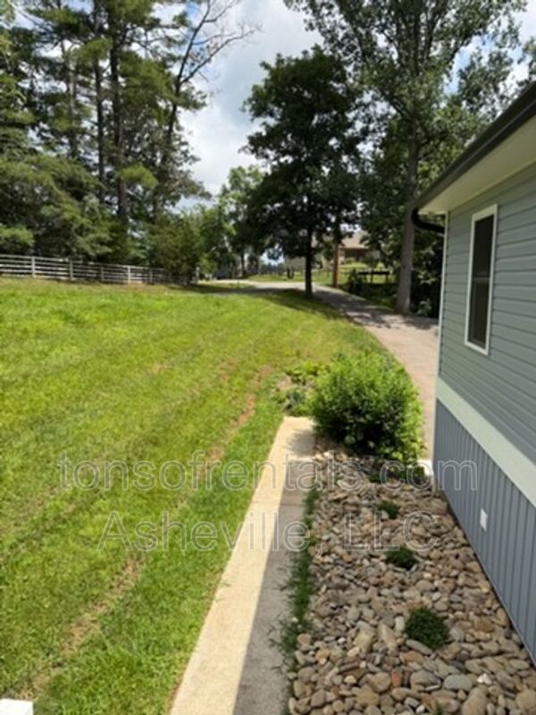 Newly remodeled spacious 2 Bedroom, 2 Bath Duplex Upstairs Unit Available property image