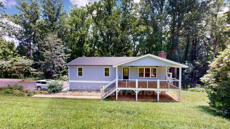 Newly remodeled spacious 2 Bedroom, 2 Bath Duplex Upstairs Unit Available property image