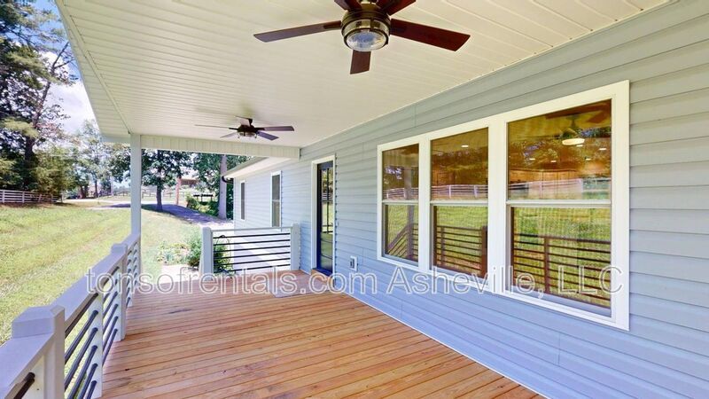 Newly remodeled spacious 2 Bedroom, 2 Bath Duplex Upstairs Unit Available property image