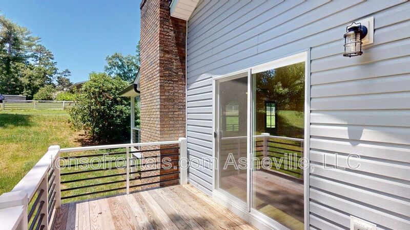 Newly remodeled spacious 2 Bedroom, 2 Bath Duplex Upstairs Unit Available property image