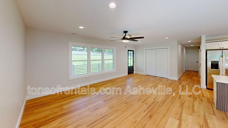Newly remodeled spacious 2 Bedroom, 2 Bath Duplex Upstairs Unit Available property image