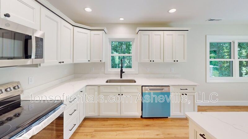 Newly remodeled spacious 2 Bedroom, 2 Bath Duplex Upstairs Unit Available property image