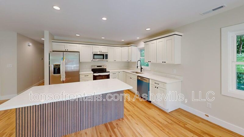 Newly remodeled spacious 2 Bedroom, 2 Bath Duplex Upstairs Unit Available property image