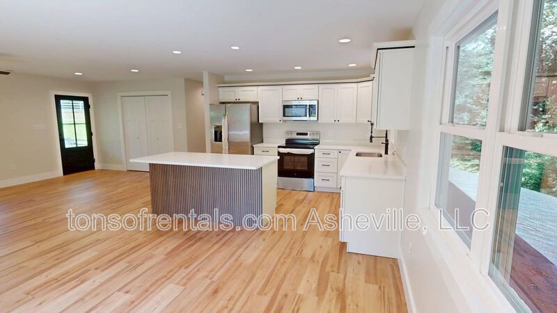 Newly remodeled spacious 2 Bedroom, 2 Bath Duplex Upstairs Unit Available property image