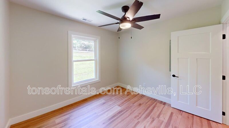 Newly remodeled spacious 2 Bedroom, 2 Bath Duplex Upstairs Unit Available property image