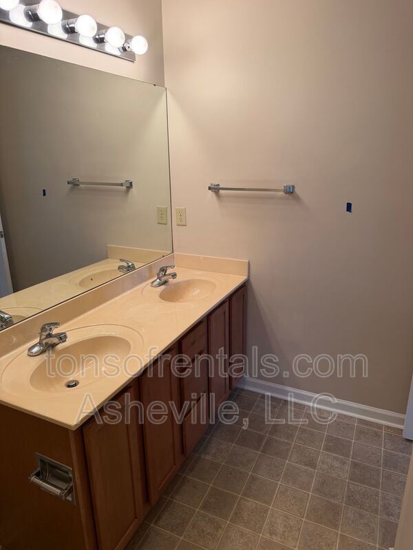 Hendersonville 2 bedroom property image