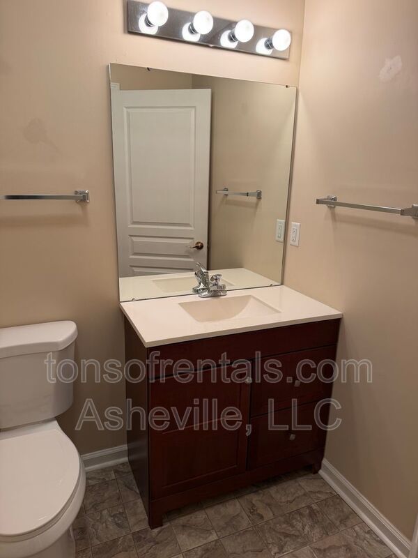 Hendersonville 2 bedroom property image