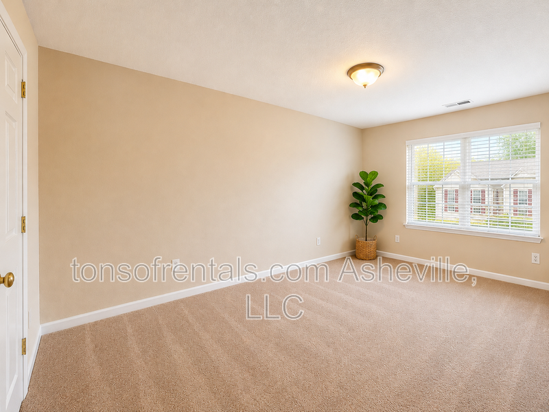 Welcome to this 3 bedroom 2.5 bath townhome located in the heart of Fletcher, NC! property image
