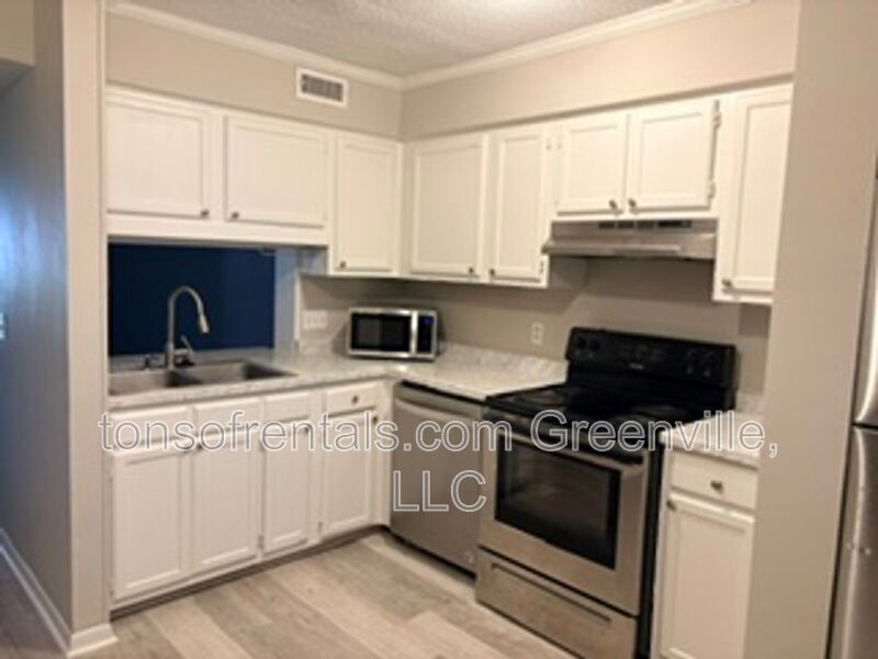 Beautiful townhome on hole #3 of Pebble Creek Golf Course in Taylors SC! property image