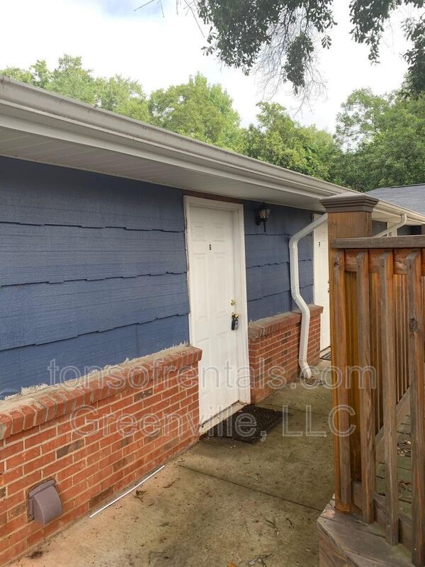Great Studio Apartment in Greenville Home is occupied MUST schedule to view property image