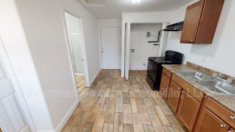 Great Studio Apartment in Greenville Home is occupied MUST schedule to view property image
