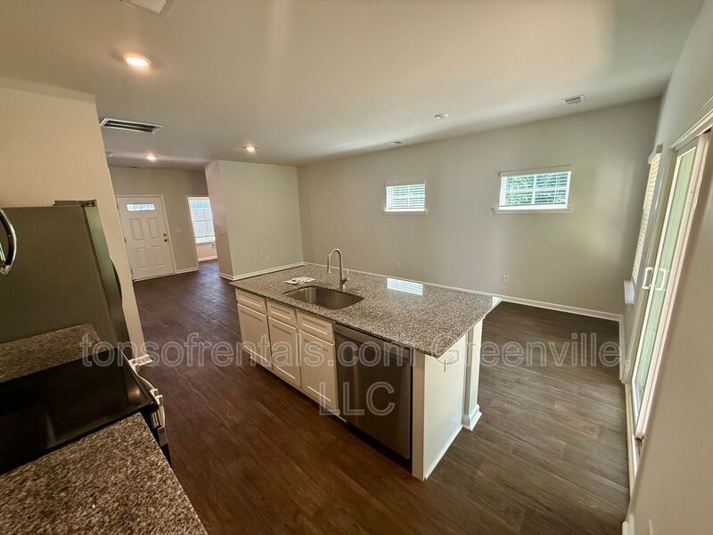 Great 3 bedroom, 2.5 bath townhome in Pendleton property image