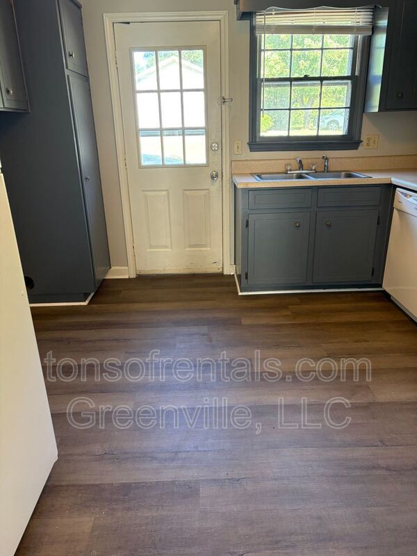 Nice 2 bedroom, 1 bath duplex on the Westside property image