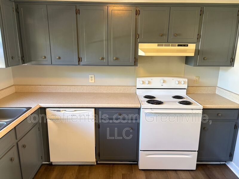 Nice 2 bedroom, 1 bath duplex on the Westside property image
