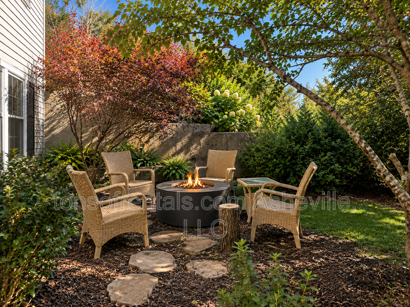 Fully Furnished Mountain View Home in Gated Carriage Park – Nearly 3,000 Sq. Ft.! property image