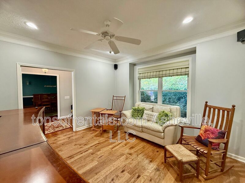 Fully Furnished Mountain View Home in Gated Carriage Park – Nearly 3,000 Sq. Ft.! property image