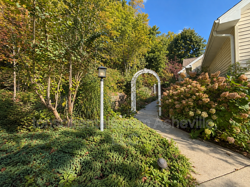 Fully Furnished Mountain View Home in Gated Carriage Park – Nearly 3,000 Sq. Ft.! property image