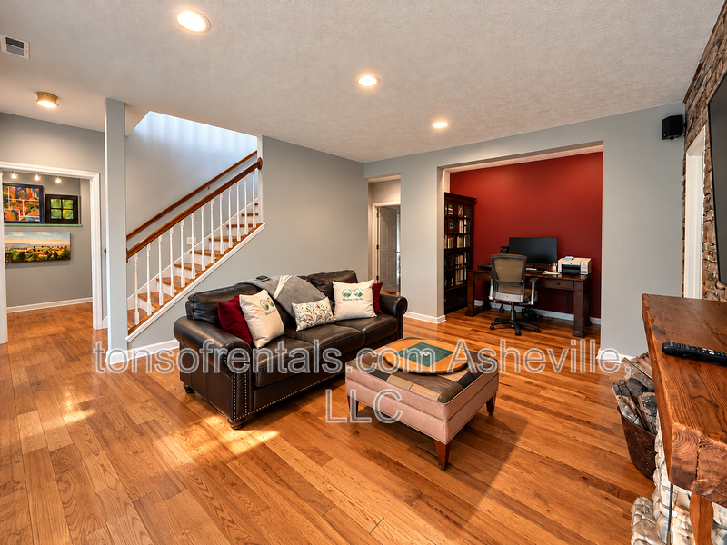 Fully Furnished Mountain View Home in Gated Carriage Park – Nearly 3,000 Sq. Ft.! property image