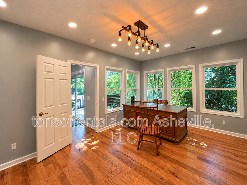 Fully Furnished Mountain View Home in Gated Carriage Park – Nearly 3,000 Sq. Ft.! property image