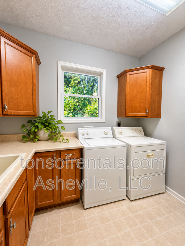 Fully Furnished Mountain View Home in Gated Carriage Park – Nearly 3,000 Sq. Ft.! property image