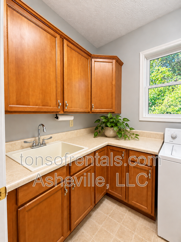 Fully Furnished Mountain View Home in Gated Carriage Park – Nearly 3,000 Sq. Ft.! property image