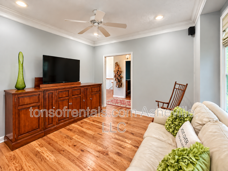 Fully Furnished Mountain View Home in Gated Carriage Park – Nearly 3,000 Sq. Ft.! property image