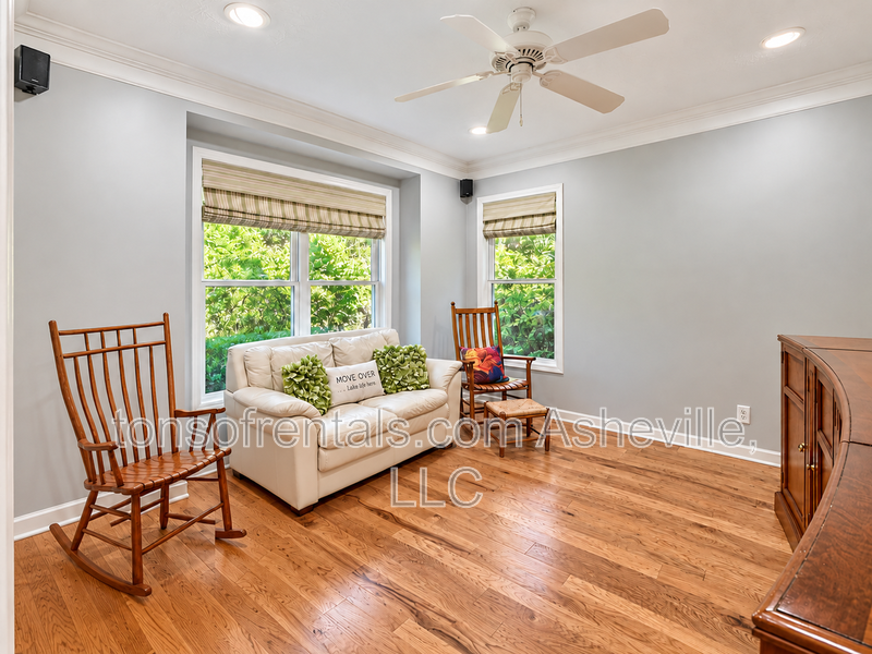 Fully Furnished Mountain View Home in Gated Carriage Park – Nearly 3,000 Sq. Ft.! property image