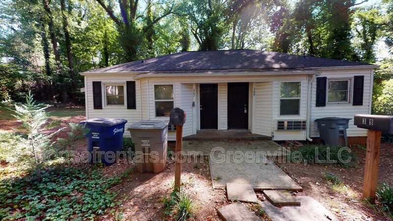 Super cute 1 bedroom 1 bath in great location! Trash/lawncare included! property image