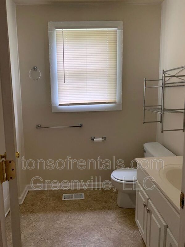 Great location with cute screened in porch in Greer SC! property image