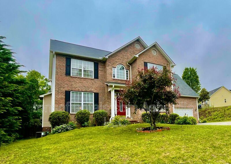 Welcome to this stunning 4-bedroom, 2.5-bathroom home located in the desirable Arden, NC area. property image