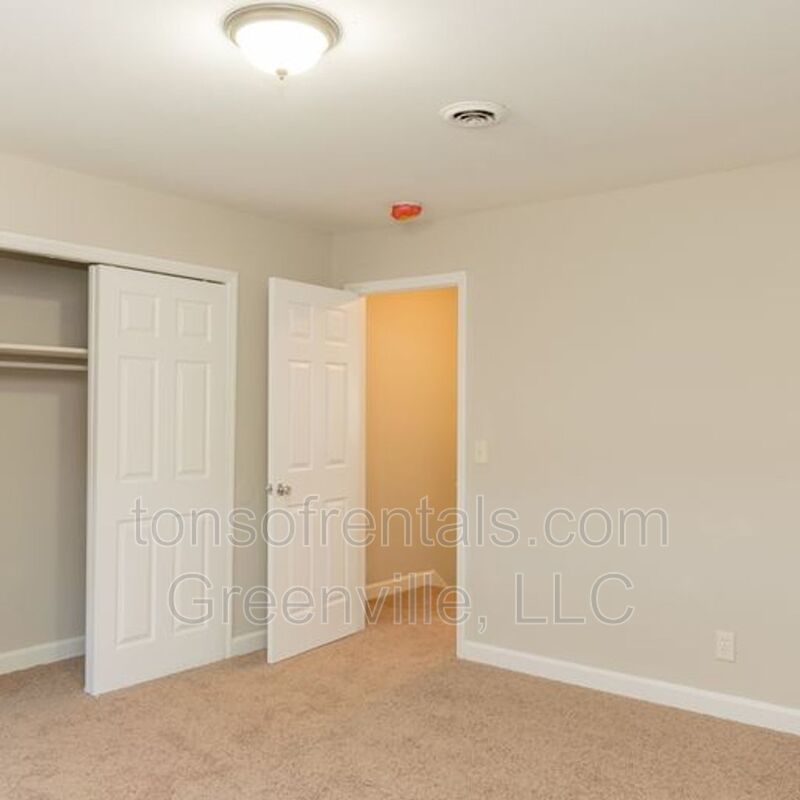 Beautiful townhome in Greer! Water, trash, pest control and lawncare included. property image
