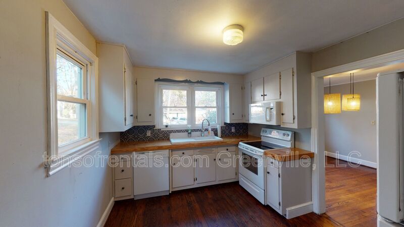 Charming 2 bedroom, 1 bath home property image