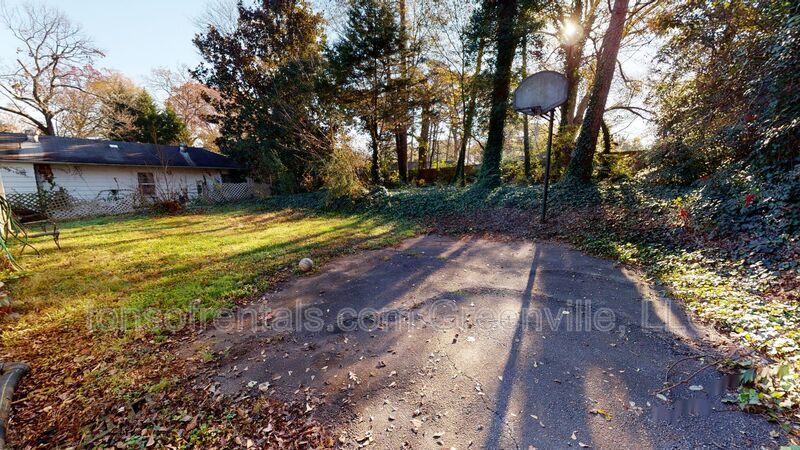 Charming 2 bedroom, 1 bath home property image