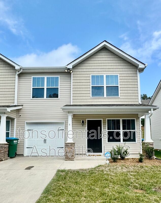 Welcome to this beautiful 3 bedroom, 2.5 bathroom townhome located in Arden, NC. property image
