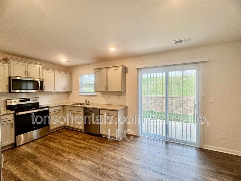 Welcome to this beautiful 3 bedroom, 2.5 bathroom townhome located in Arden, NC. property image