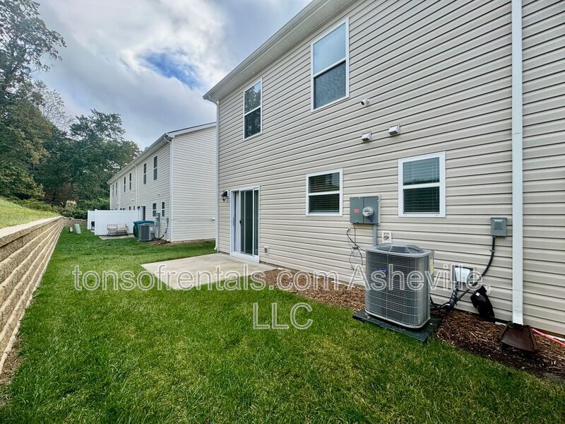 Welcome to this beautiful 3 bedroom, 2.5 bathroom townhome located in Arden, NC. property image