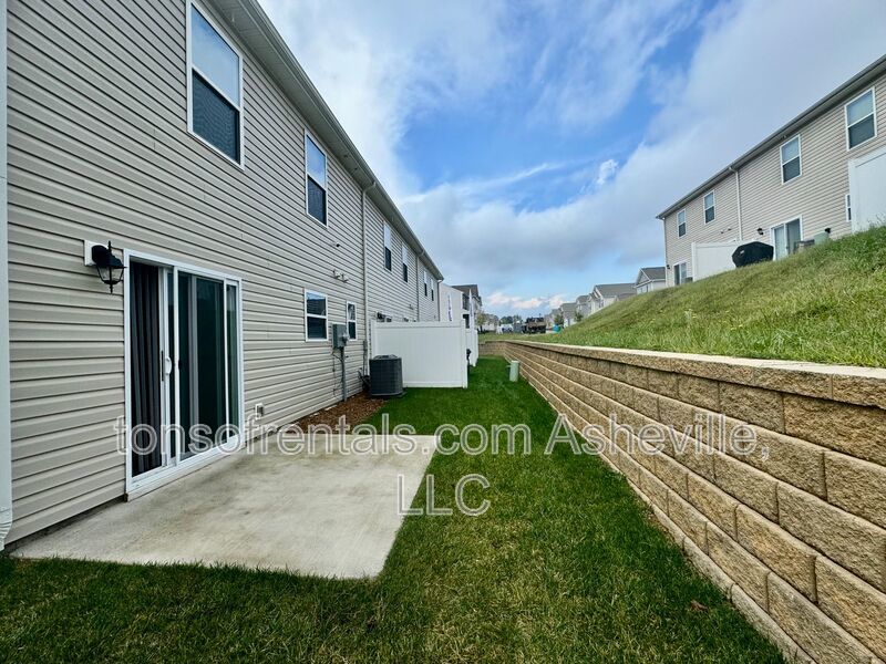 Welcome to this beautiful 3 bedroom, 2.5 bathroom townhome located in Arden, NC. property image