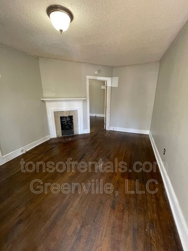 Super cute 1 bedroom 1 bath in great location! Trash/lawncare included! property image