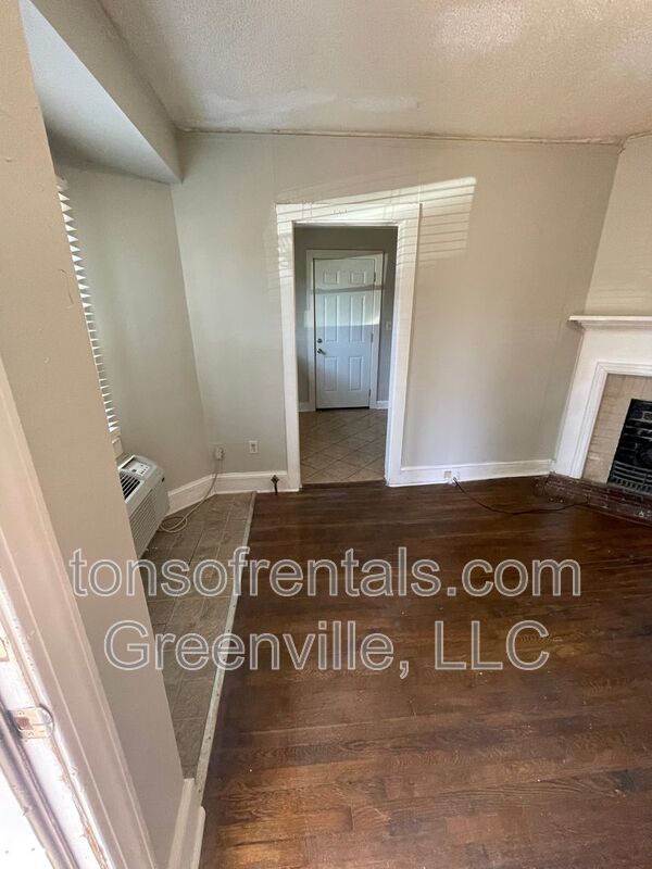 Super cute 1 bedroom 1 bath in great location! Trash/lawncare included! property image