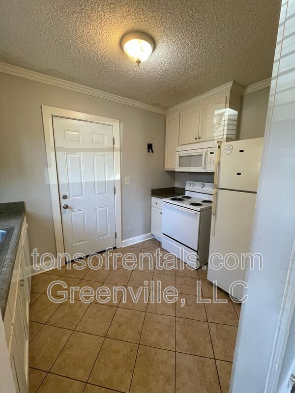 Super cute 1 bedroom 1 bath in great location! Trash/lawncare included! property image