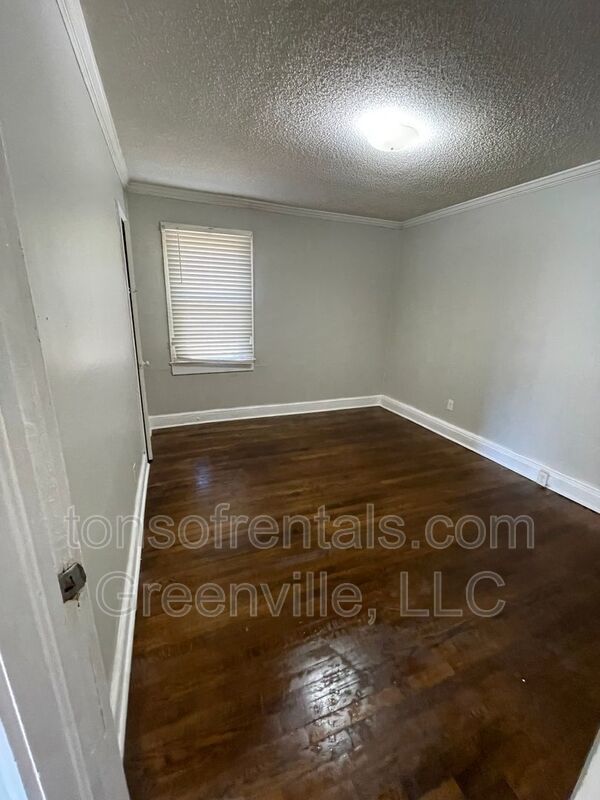 Super cute 1 bedroom 1 bath in great location! Trash/lawncare included! property image