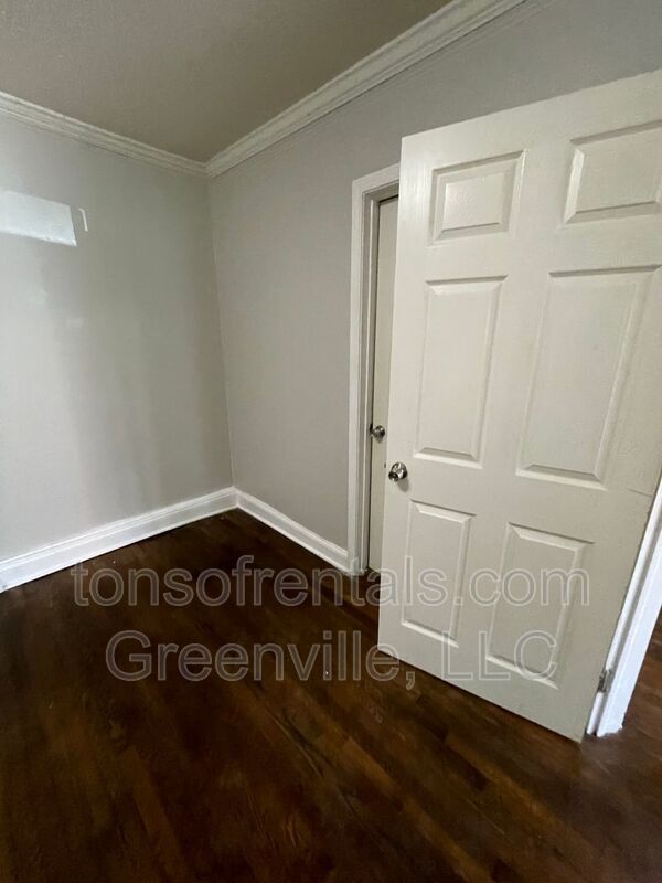 Super cute 1 bedroom 1 bath in great location! Trash/lawncare included! property image